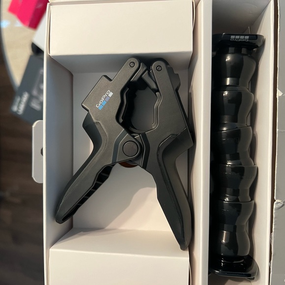 Go Pro Jaws, Camera Case and extra batteries - Picture 3 of 4